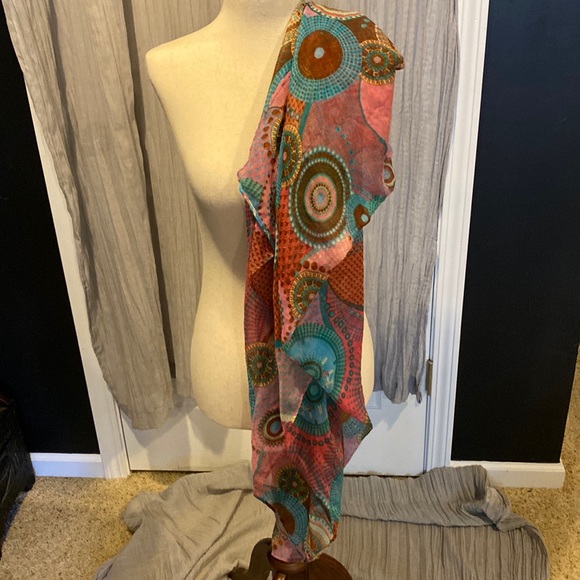 Lovely Medallion Scarf/Wrap Purchased in Portugal - Picture 1 of 4
